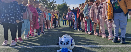 DZIECI Z GRUPY BIEDRONKI I MOTYLKI GRAJĄ W PIŁKĘ Z KICIĄ KOCIĄ 