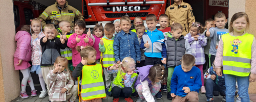 WIZYTA DZIECI Z GRUPY MOTYLKI W STRAŻY POŻARNEJ W ORNECIE 
