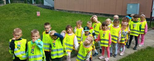 WIZYTA DZIECI Z GRUPY BIEDRONKI W BIBLIOTECE