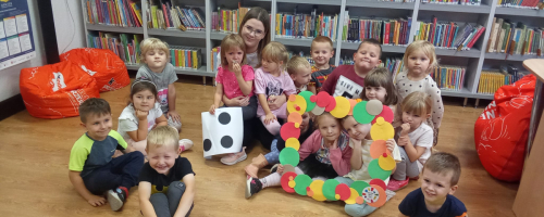 DZIEŃ KROPKI W GRUPIE BIEDRONKI. WYJŚCIE DO BIBLIOTEKI MIEJSKIEJ