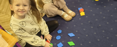 ZABAWY MATEMATYCZNE GUZIKAMI W GRUPIE BIEDRONKI