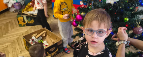 BIEDRONKI UBIERAJĄ CHOINKĘ