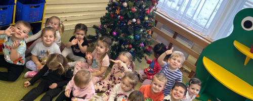 MISIE UBIERAJJĄ CHOINKĘ