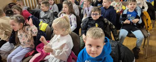 MYSZKI I KOTKI NA SPEKTAKLU TEATRALNYM W CKiBM "MAŁY DETEKTYW NA TROPIE EMOCJI"