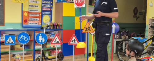 BEZPIECZNE WAKACJE - SPOTKANIE PRZEDSZKOLAKÓW Z PANEM POLICJANTEM