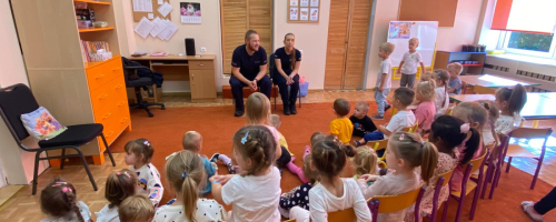 BEZPIECZNA DROGA DO PRZEDSZKOLA - SPOTKANIE Z POLICJANTEM